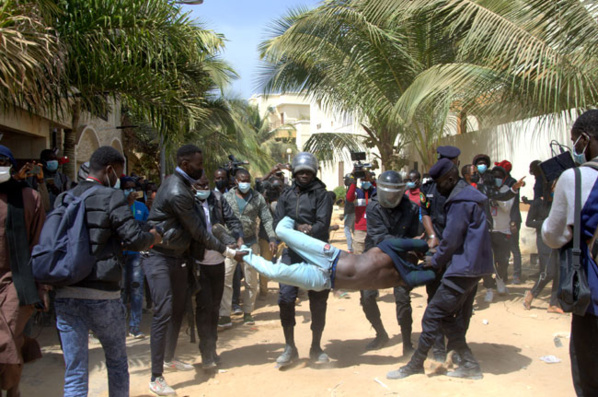Sénégal. Arrestations de masse, violences policières, blocage des réseaux sociaux, entraves à la liberté de la presse, la démocratie « exemplaire » plombée....
