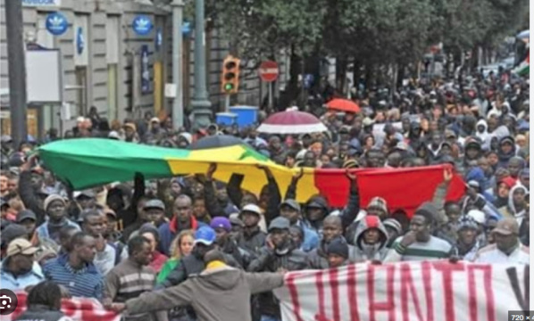 2000 manifestants en France: PARIS BALAIE MACKY, MACRON NE DORT PLUS