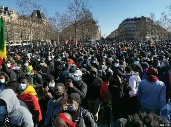 2000 manifestants en France: PARIS BALAIE MACKY, MACRON NE DORT PLUS