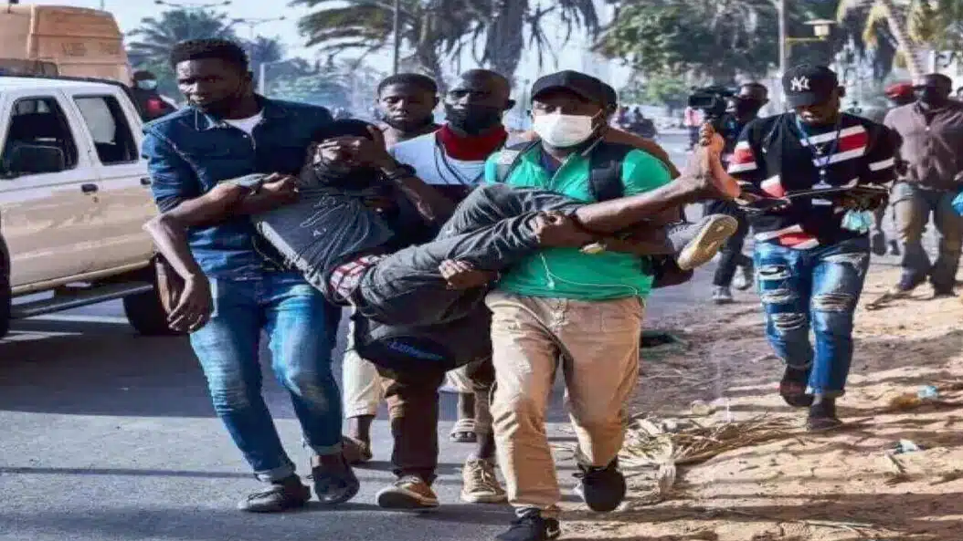 Macky s'enfonce dangereusement: Deux manifestants de 22 et 23 ans tués par balles, un ancien lutteur aussi