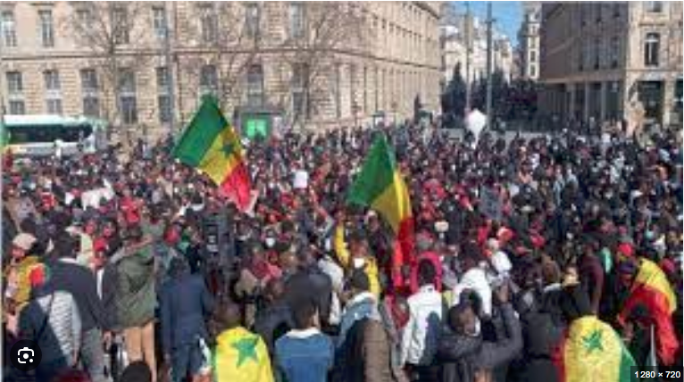 2000 manifestants en France: PARIS BALAIE MACKY, MACRON NE DORT PLUS