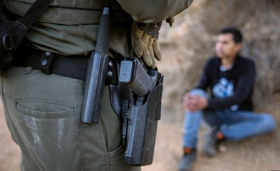 L'administration Trump va procéder à des arrestations massives de migrants illégaux dès mardi (responsable)